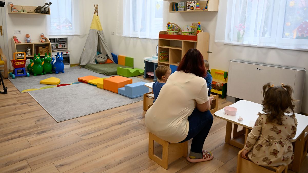 Emelkedik a bölcsődei dolgozók és dajkák bére, mutatjuk a számokat + videó