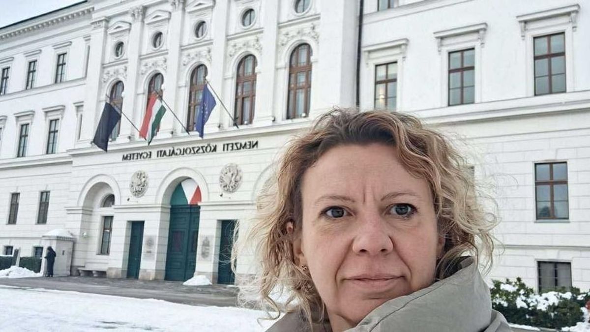 Magyar Péter embere a magyarok ellen dolgozik Brüsszelben, de pózolni hazajár