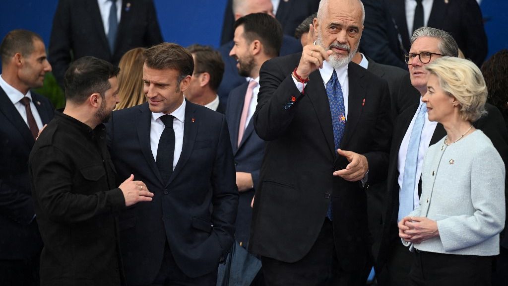 Volodimir Zelenszkij,  Emmanuel Macron és Ursula von der Leyen Fotó: ARMEND NIMANI / AFP