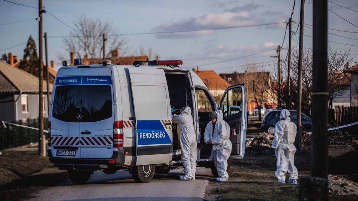 Helyszínelő rendőrök a tószegi kettős gyilkosság helyszínén (Fotó: Csudai Sándor)