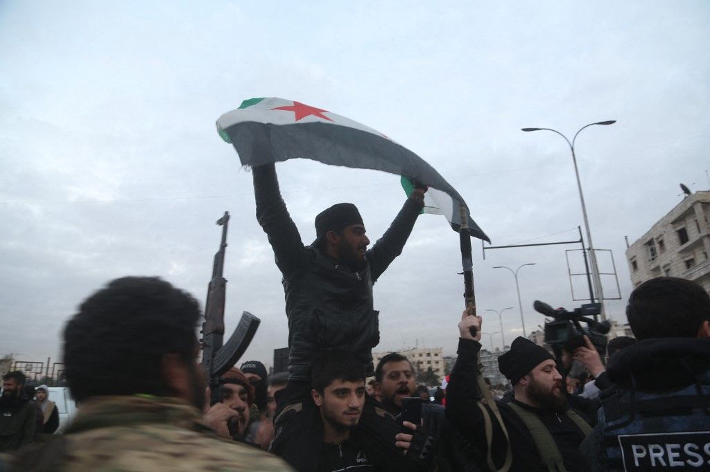 Szíriaiak ünnepelnek, miután a Szíriai Demokratikus Erők összes tagját busszal evakuálták Aleppóból  Fotó: KASIM YUSUF / ANADOLU