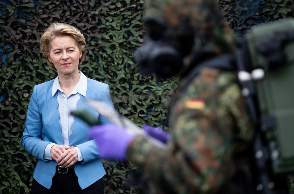 22 May 2019, Baden-Wuerttemberg, Bruchsal: Ursula von der Leyen (CDU), Federal Defence Minister, observes a soldier of the Special Forces of the NBC Defense Battalion 750 of the Bundeswehr. The Minister of Defense wants to get a personal impression of the capabilities of the NBC Defense Force. Photo: Fabian Sommer/dpa (Photo by Fabian Sommer / dpa Picture-Alliance via AFP)