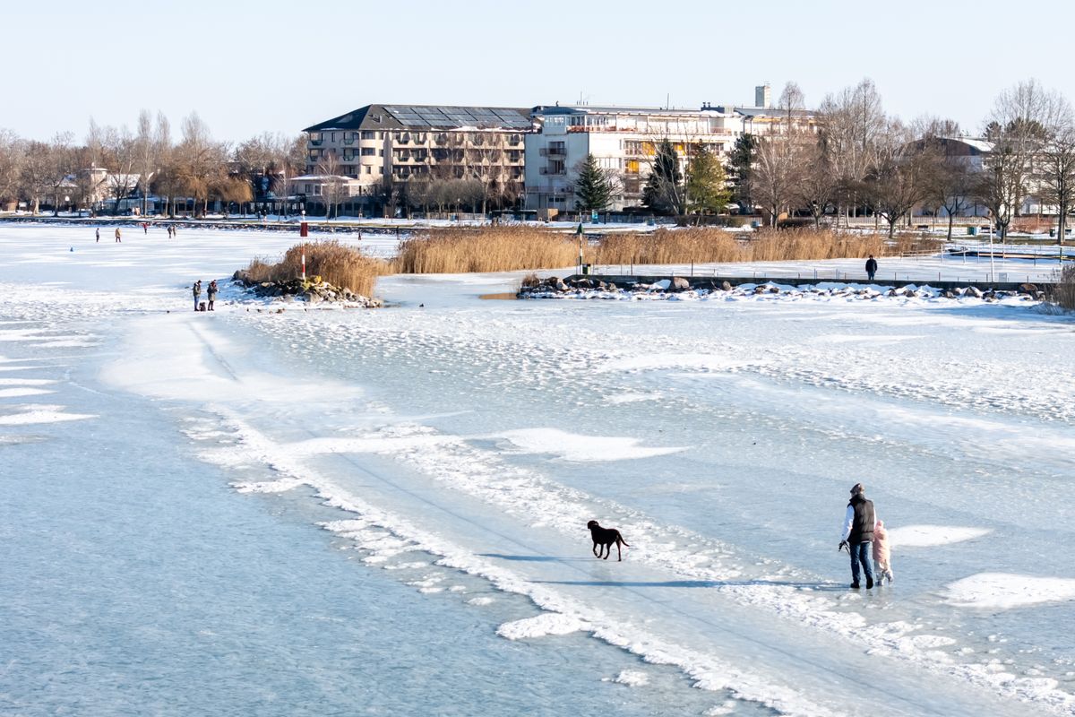 Zamárdi, 2026. január 17.
A drónnal készült felvételen egy korcsolyázó a befagyott Balaton jegén Zamárdinál 2026. január 17-én.
MTI/Vasvári Tamás