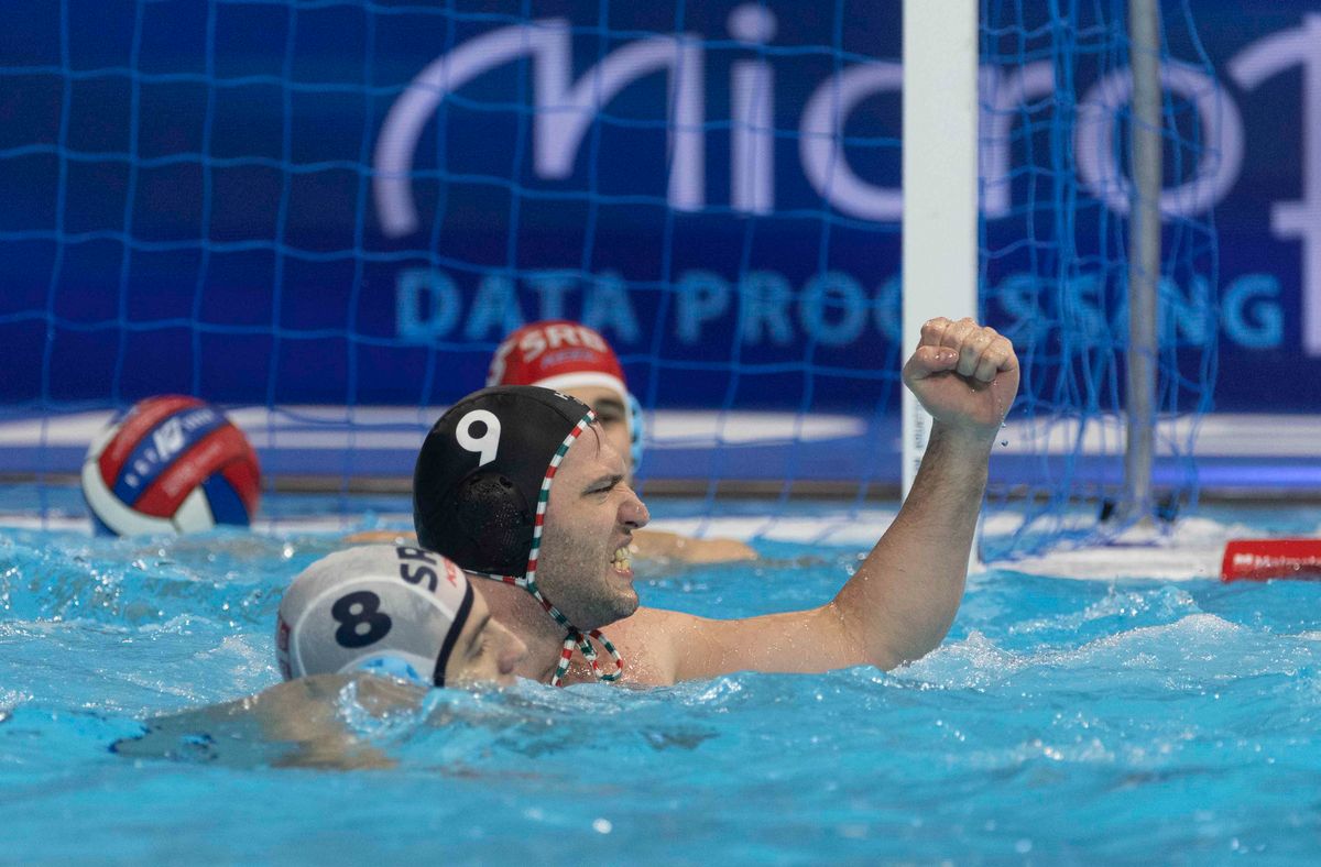 Magyarország mindössze hét gólnak örülhetett Szerbia ellen a férfivízilabda Eb döntőjében, Milan Glusacs (a háttérben) tizenegy védéssel zárt