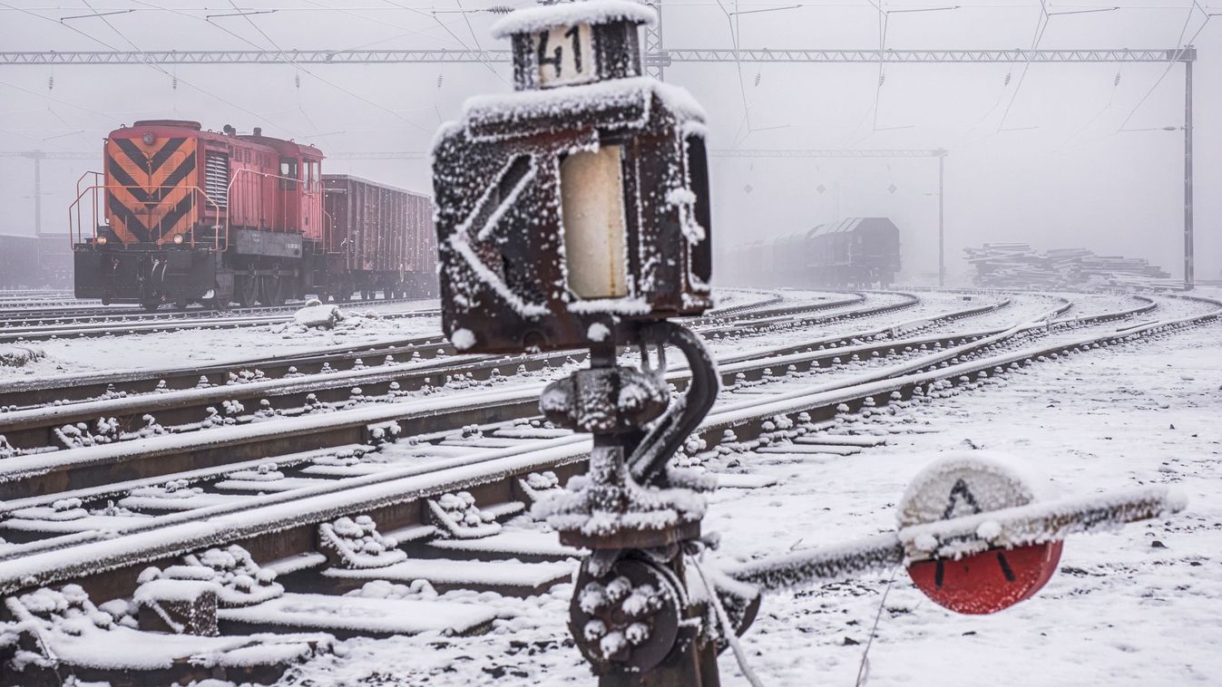 Snowy railway switch and freight train in winter fog. Industrial scene with tracks disappearing in mist.

2699689671
Illusztráció
Shutterstock
Tibor.photo.Holczer