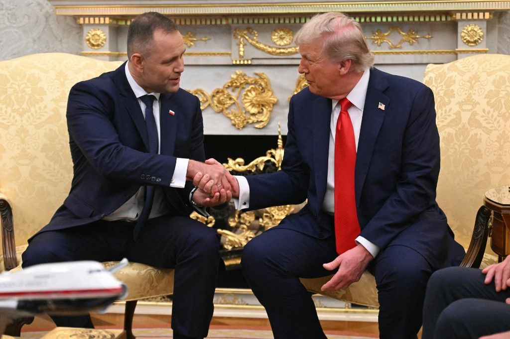 US President Donald Trump shakes hands with Polish President Karol Nawrocki (L) in the Oval Office at the White House in Washington, DC on September 3, 2025. (Photo by SAUL LOEB / AFP)