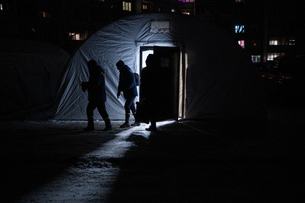 Vészhelyzeti pontokon, sátrakban keresnek menedéket a hideg elől az emberek Ukrajna fővárosában Fotó: DANYLO ANTONIUK / ANADOLU