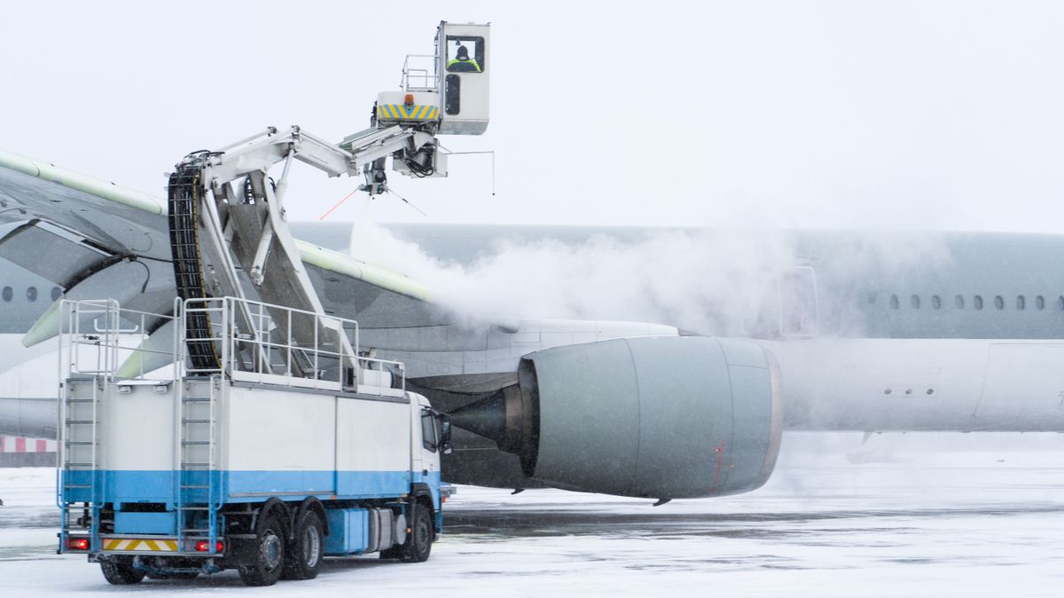 Az ónos eső miatt leállt a bécsi és a pozsonyi repülőtér, a prágai is csak korlátozottan működik