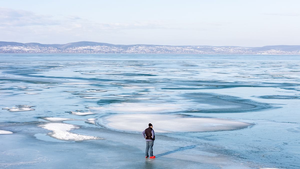 Mindenhol tilos és veszélyes a korcsolyázás a Balatonon