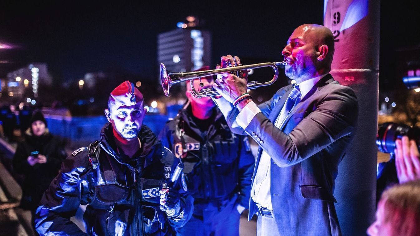 Borítókép: Szabó Bálint egy tüntetésen (Fotó: Csudai Sándor)