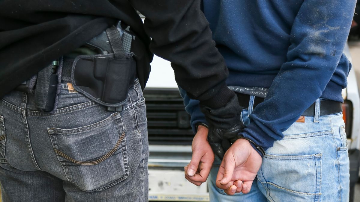 Beindított láncfűrésszel követelte a csecsemőt az apa