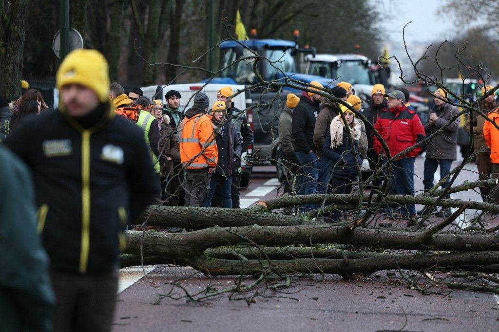 A francia gazdák csütörtökön blokád alá vontak több helyszínt Párizsban (Fotó: THOMAS SAMSON / AFP)