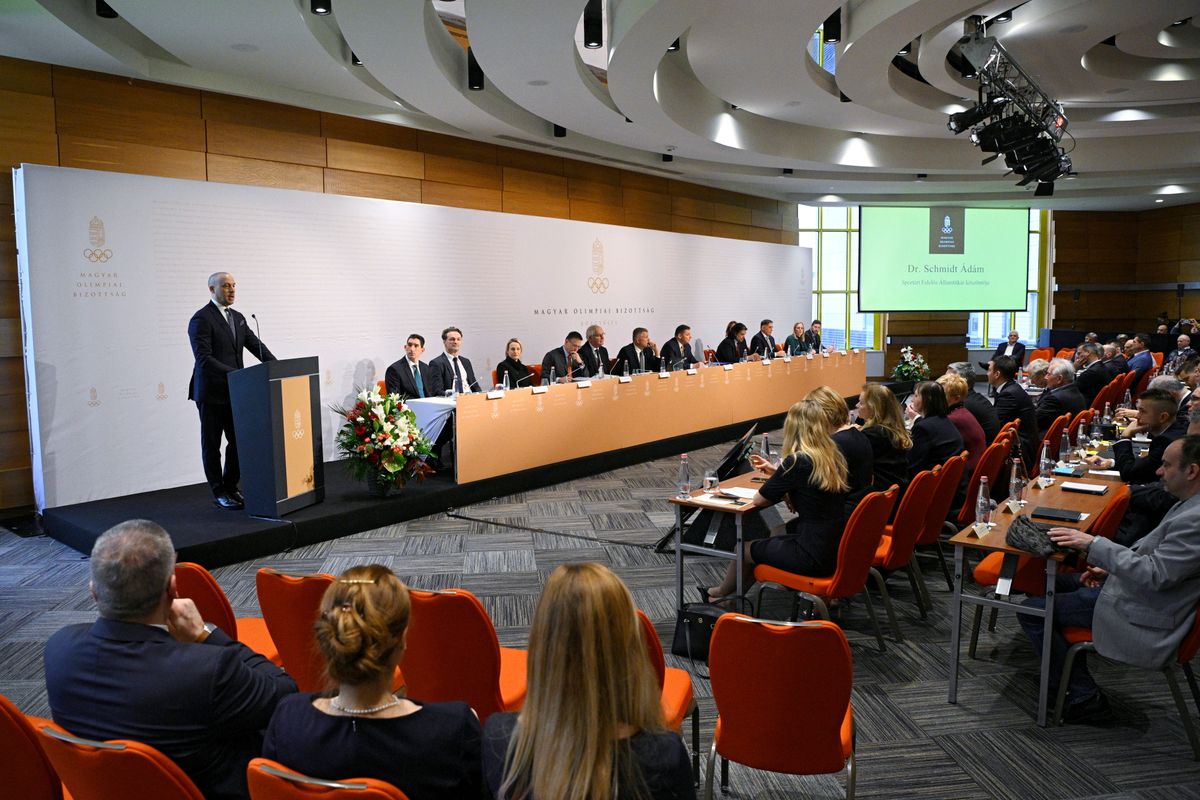 Schmidt Ádám, a Honvédelmi Minisztérium sportért felelős államtitkára beszédet mond a Magyar Olimpiai Bizottság (MOB) közgyűlésén
