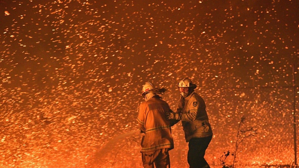 Kontraszt: megfékezhetetlen bozóttűzek fenyegetik Ausztráliát