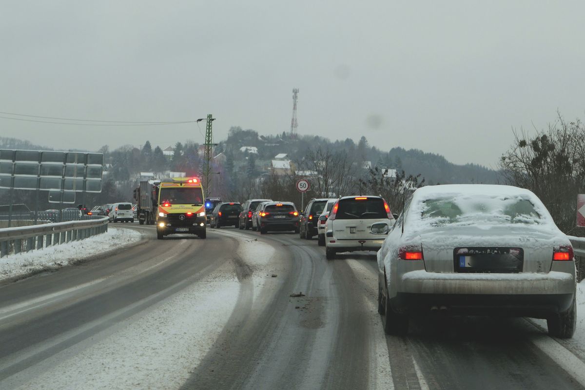 20260105, Nagykanizsa, Délután és késő délután is folytatódot a havazás néhány centiméter hullott a közlekedésben, viszont okozott fennakadásokat a 61 - es úton koccanás is történt.  Fotó: Szakony Attila SzA ZH