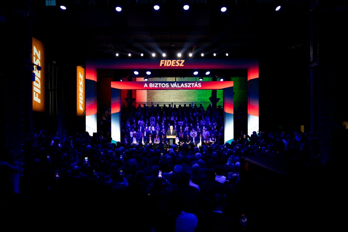 Budapest, 2026. február 16.
A Miniszterelnöki Kommunikációs Főosztály által közreadott képen Orbán Viktor miniszterelnök, a Fidesz elnöke beszédet mond a Fidesz-KDNP országos listájának bemutatásán Budapesten, a Fidesz választmányi ülésén 2026. február 16-án.
MTI/Miniszterelnöki Kommunikációs Főosztály/Fischer Zoltán