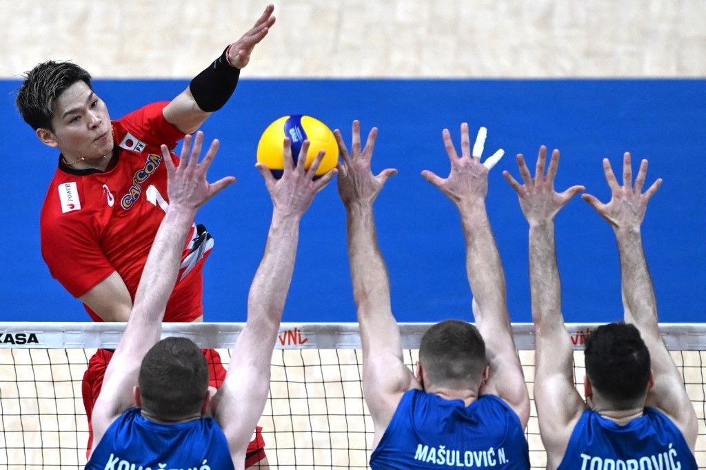 Nishida Júdzsi a japán röplabda-válogatottnak is alapembere. Itt éppen nem a bíró, hanem a hármas sánc bánja az ütését