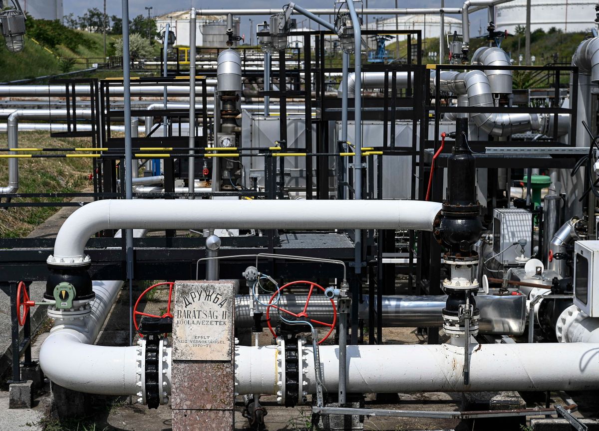 Százhalombatta, 2022. május 24.
A Barátság II. kőolajvezeték fogadópontja a Mol Nyrt. százhalombattai Dunai Finomítójában 2022. május 24-én.
MTI/Szigetváry Zsolt