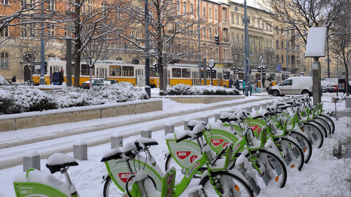 Magyarról spanyolra cseréli a főváros a budapesti közbringákat – kérdések övezik a BKK döntését