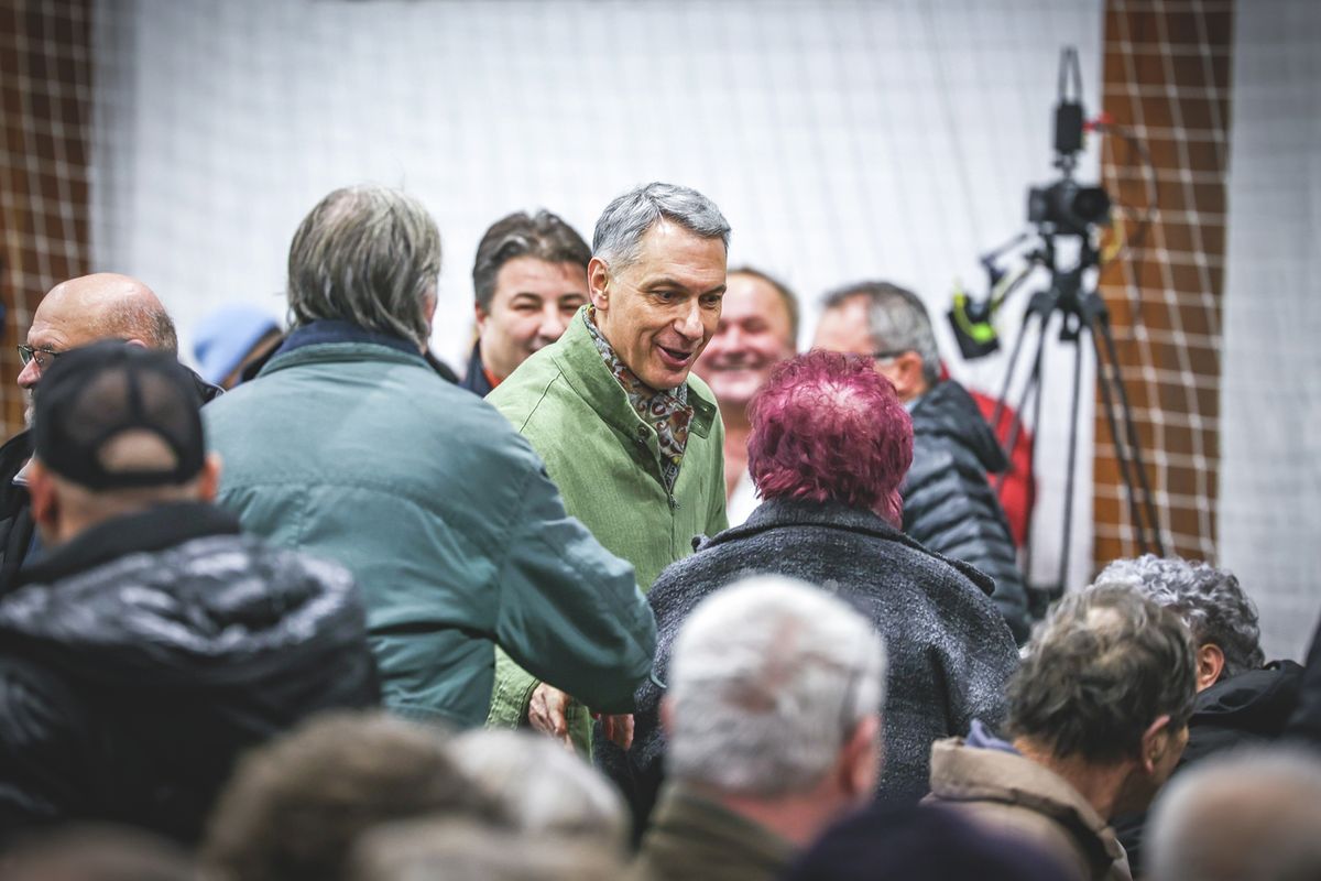 202602116 Battonya

Lázár János (k) a battonyai sportcsarnokban tartott fórumot Erdős Norbert országgyűlési képviselő társaságában. Az építési és közlekedési miniszter a Lázárinfó battonyai állomásán minden kérdésre válaszolt.

Fotó: Dinya Magdolna DM Békés Megyei Hírlap