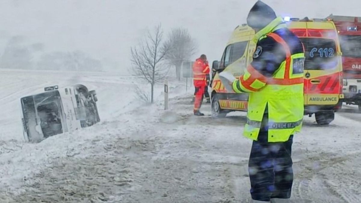 Súlyos balesetet szenvedett egy busz a dunántúli ítéletidőben, sok a sérült