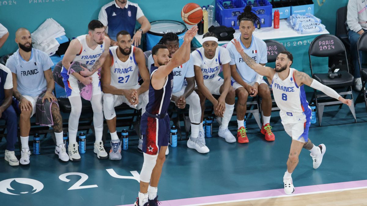 Minden idők legjobb dobójának számító Stephen Curry vezérletével nyertek az amerikaiak az olimpia döntőben, a francia csapat lett az olimpiai ezüstérmes.