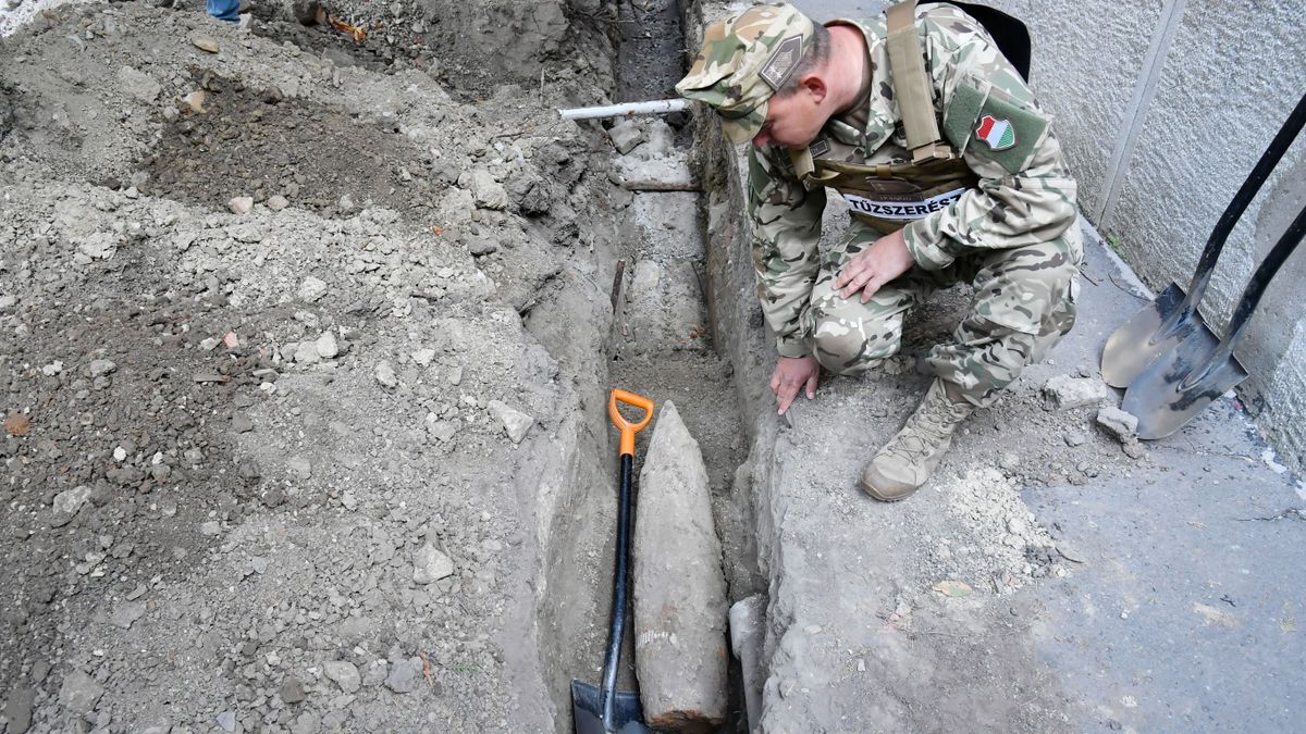 Világháborús robbanóeszközöket vittek el egy fővárosi parkból