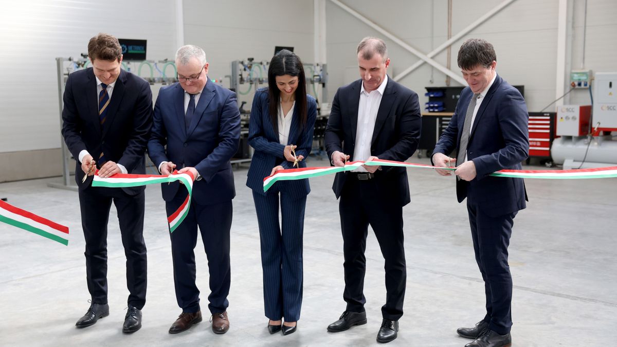 Olyan üzemet adtak át, amely a rezsicsökkentés újabb lépését is eredményezi