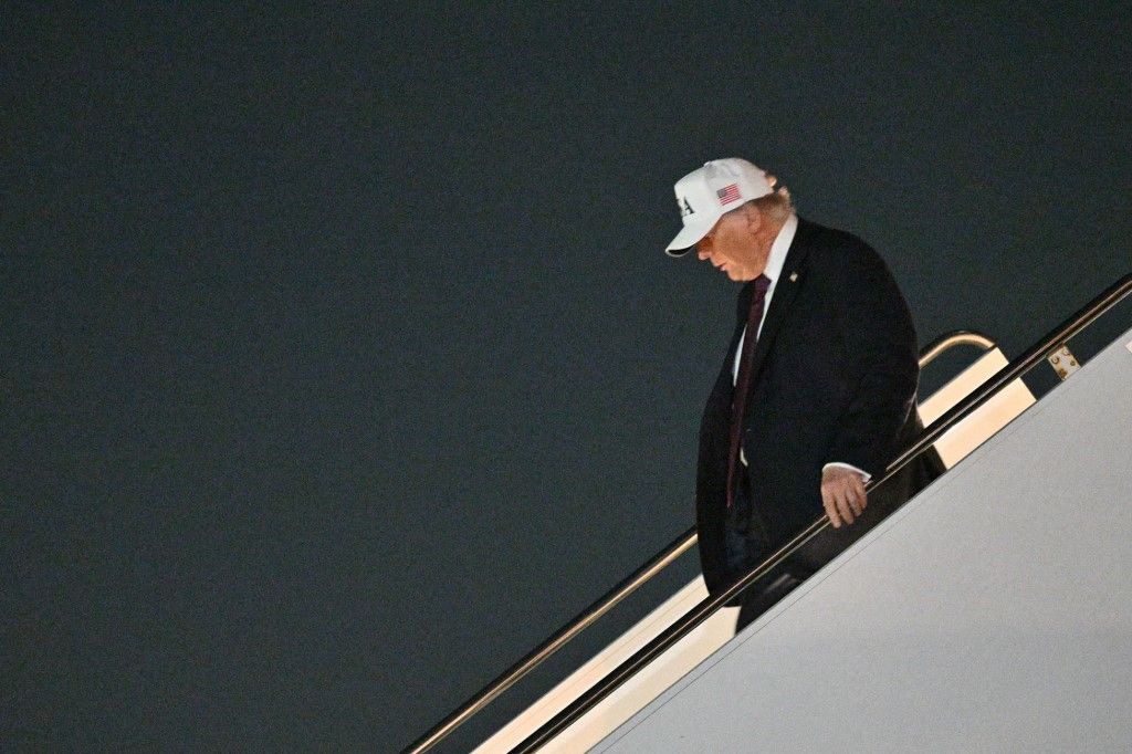 US President Donald Trump steps off Air Force One at Palm Beach International Airport in West Palm Beach, Florida, on February 27, 2026. Trump is spending the weekend at his Mar-a-Lago resort. (Photo by Mandel NGAN / AFP)