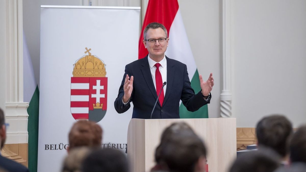 Rétvári Bence: Magyarország továbbra is megvédi az EU külső határát