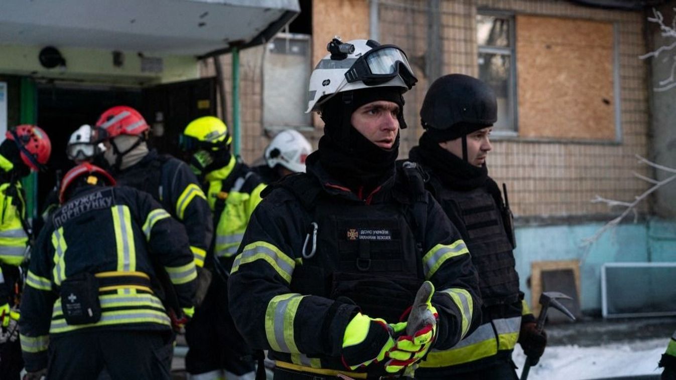Ukrán tűzoltók szolgálat közben