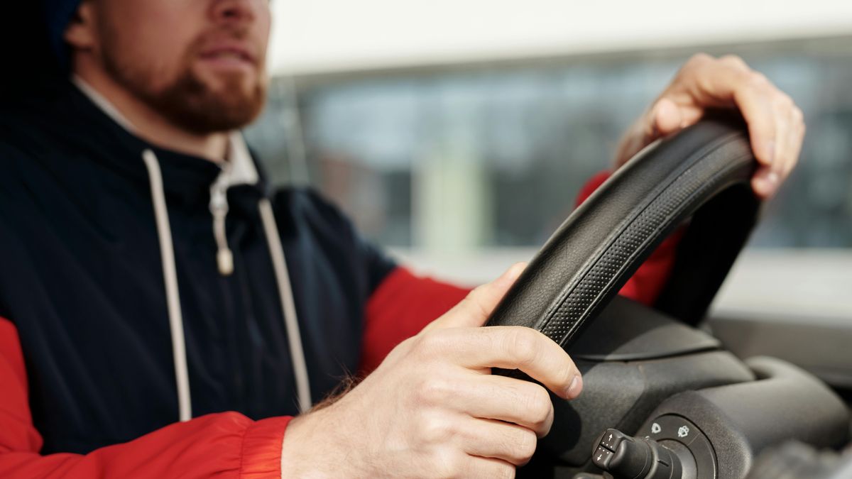 Elgázolta és alaposan meg is verte felesége szeretőjét egy férfi + videó