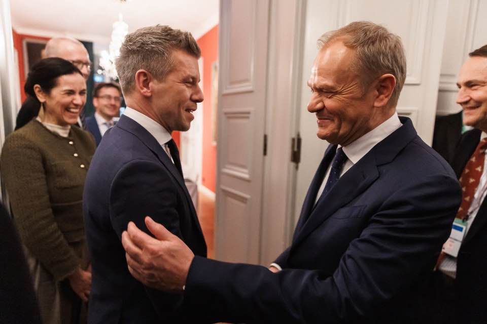 Rég láttam olyan önfeladó hajlongást, mint amit a tiszás delegáció bemutatott Donald Tusk színe előtt – írta közösségi oldalán Dömötör Csaba Forrás: Facebook