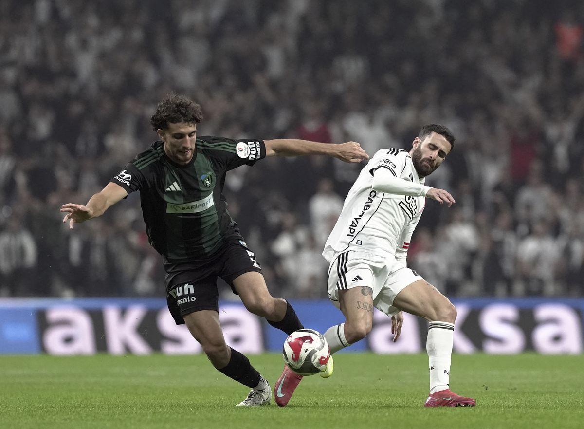 ISTANBUL, TURKIYE - SEPTEMBER 29: Besiktas’s Rafa Silva (R) competes against Kocaelispor’s Botond Balogh (L) during the Trendyol Super Lig week 7 match between Besiktas and Kocaelispor at Tupras Stadium in Istanbul, Turkiye, on September 29, 2025. Esra Bilgin / Anadolu (Photo by Esra Bilgin / Anadolu via AFP)