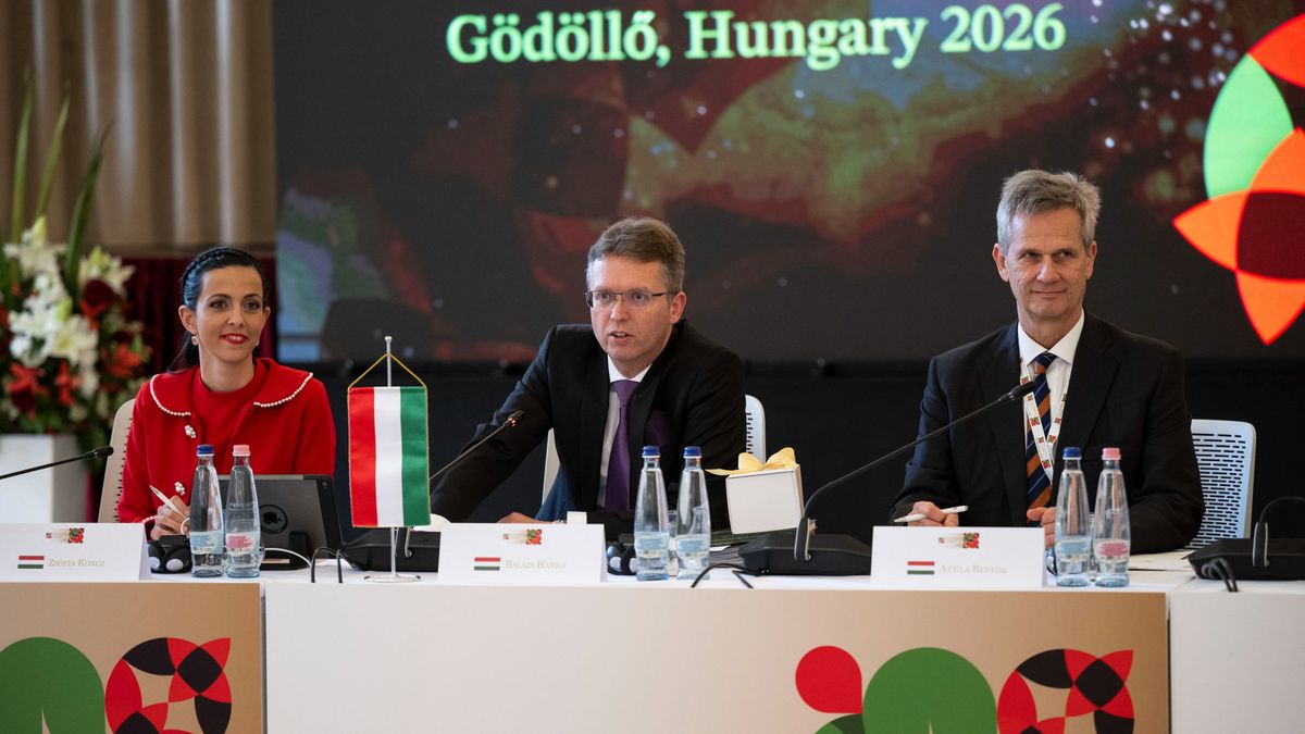 Gödöllő, 2026. február 24.
Hankó Balázs kultúráért és innovációért felelős miniszter (k) a V4 Summit and Pro-Family Summit konferencián a gödöllői királyi kastélyban 2026. február 24-én. Mellette Koncz Zsófia, a Kulturális és Innovációs Minisztérium családokért felelős államtitkára és Beneda Attila családügyekért felelős helyettes államtitkára.
MTI/Bodnár Boglárka