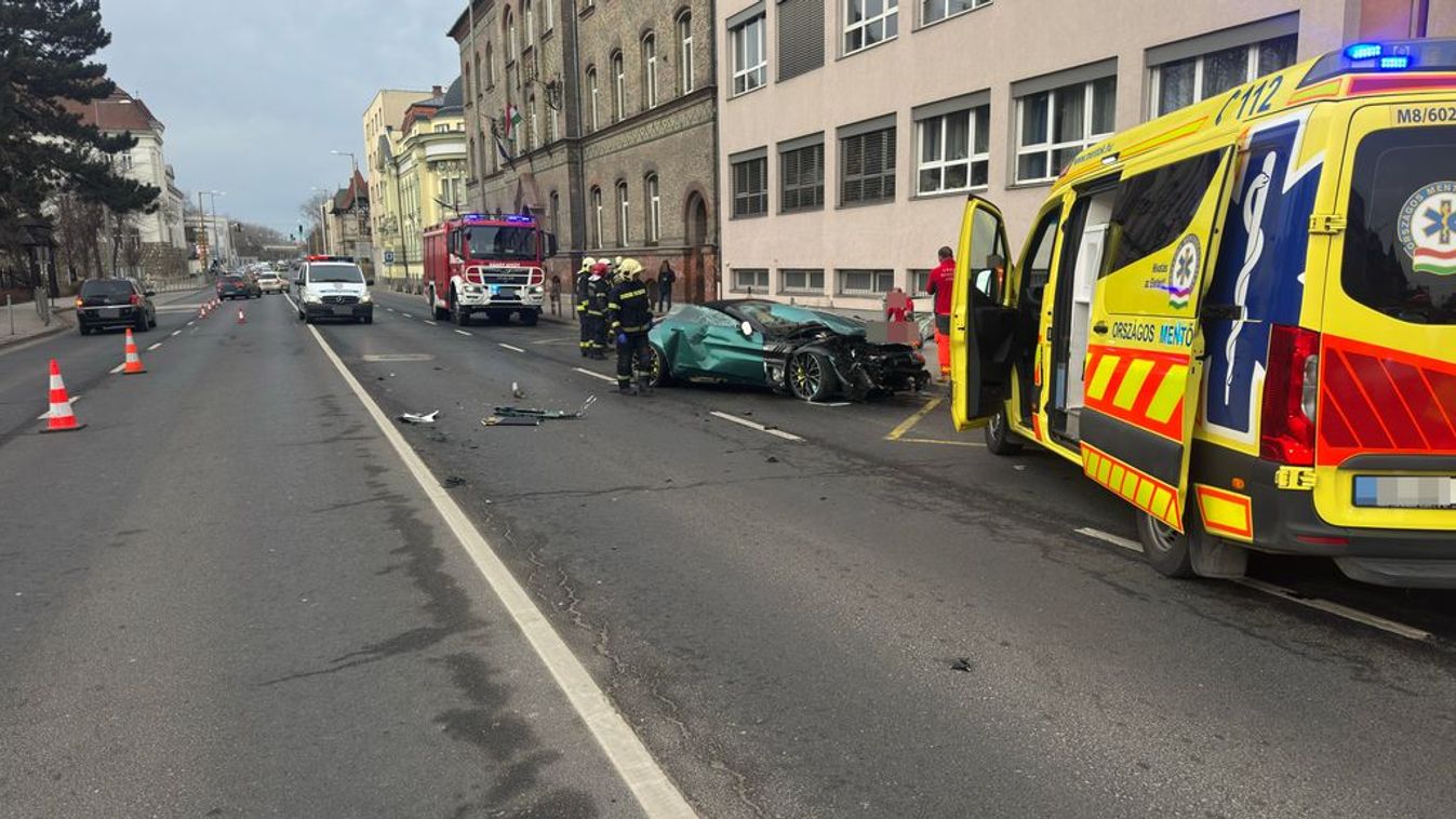 Sportautó csapódott a buszmegállóba, egy ember meghalt + videó