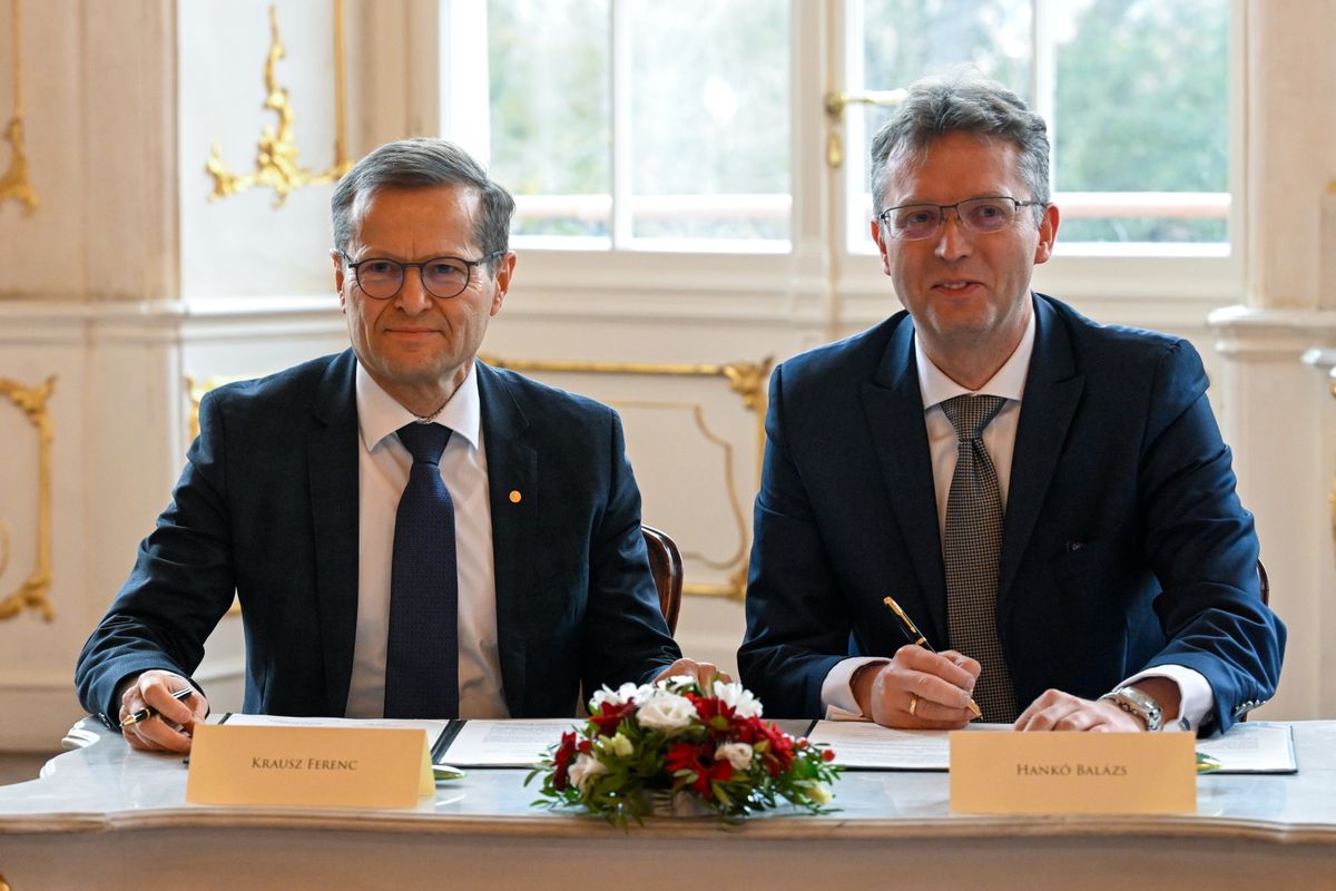 Gödöllő, 2026. február 20.
Hankó Balázs kultúráért és innovációért felelős miniszter (j) és Krausz Ferenc Nobel-díjas fizikus, az Élvonal Alapítvány kuratóriumának elnöke a kormány és az alapítvány 25 éves stratégiai keretmegállapodásának, és 6 éves finanszírozási szerződésének aláírásán a Gödöllői Királyi Kastélyban 2026. február 20-án.
MTI/Máthé Zoltán