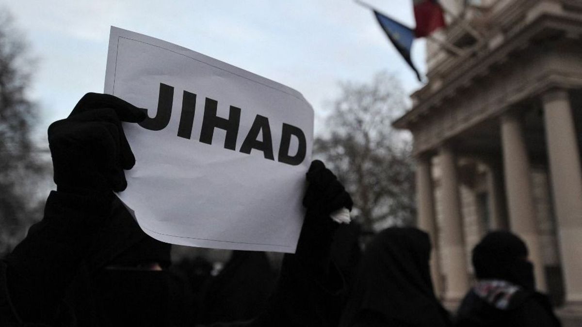 Muszlim fenyegető üzenet a londoni Francia Nagykövetség előtt