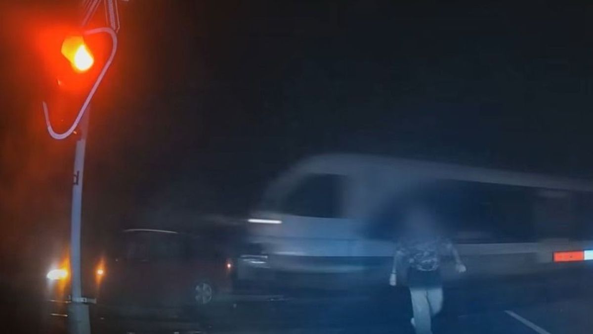 Letarolta a vonat a síneken rekedt autót Isaszegnél + videó