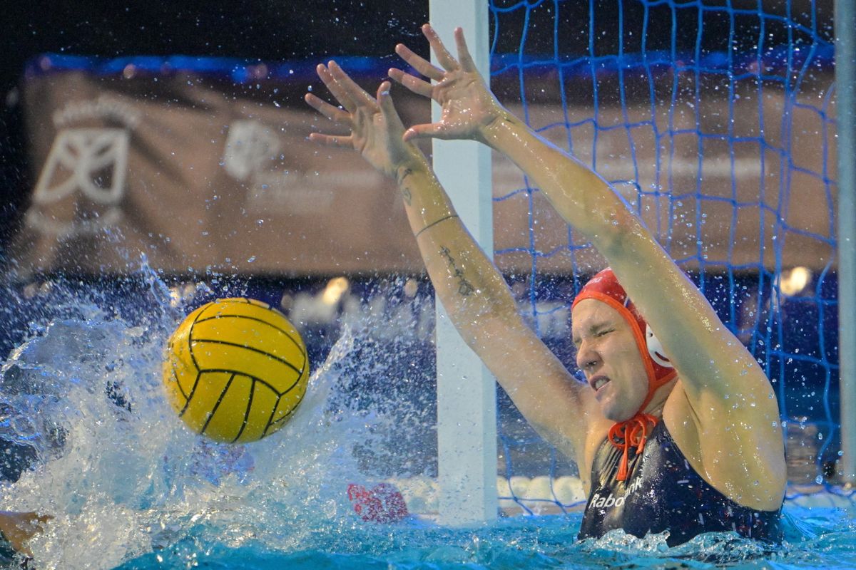 Laura Aarts, a holland válogatott kapusa remekel véd a vízilabda Eb-n