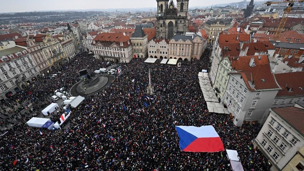 Babis kormánya mellett Prágában és más cseh városokban több tízezren tüntettek