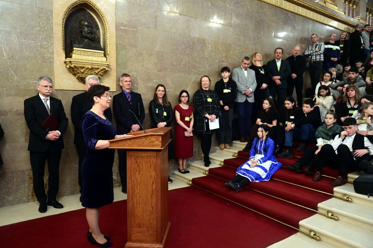 Budapest, 2026. február 7.
Márton Zsuzsanna, a Kárpát-medencei Családszervezetek Szövetségének (KCSSZ) elnöke beszédet mond a KCSSZ családi napjának megnyitóján az Országházban 2026. február 7-én. Mögötte Kövér László, az Országgyűlés elnöke, a rendezvény fővédnöke.
MTI/Kovács Attila