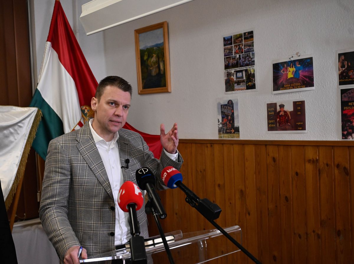 Tápiószecső, 2026. február 25.
Menczer Tamás, a Fidesz-KDNP kommunikációs igazgatója a kormánypártok országjárásának tápiószecsői lakossági fóruma előtt tartott sajtótájékoztatón a Kós Károly Művelődési Központ és Könyvtárban 2026. február 25-én.
MTI/Bruzák Noémi