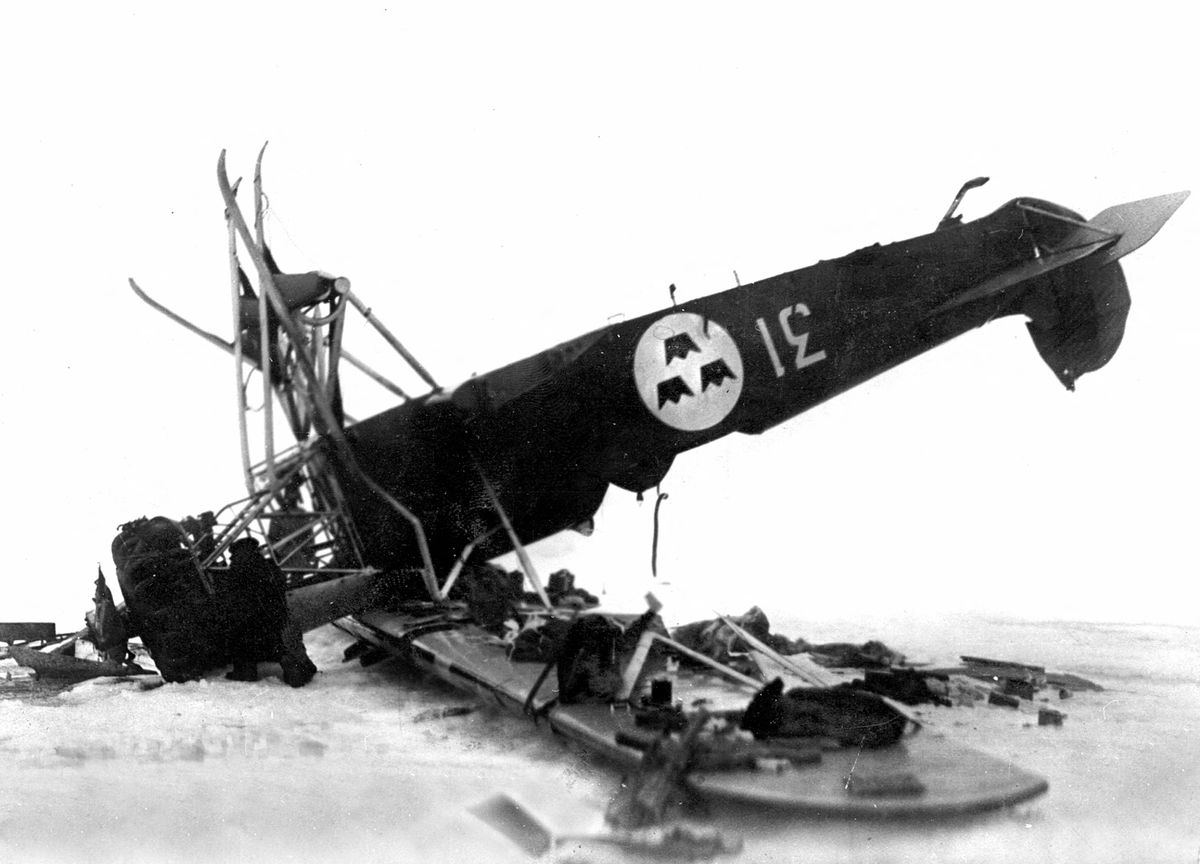 L'avion de l'aviateur suédois Lundborg accidenté  près du camp Viglieri en portant secours au  général Umberto Nobile, explorateur polaire italien. 1928.     RV-308403 (Photo by © Collection Roger-Viollet / Roger-Viollet via AFP)