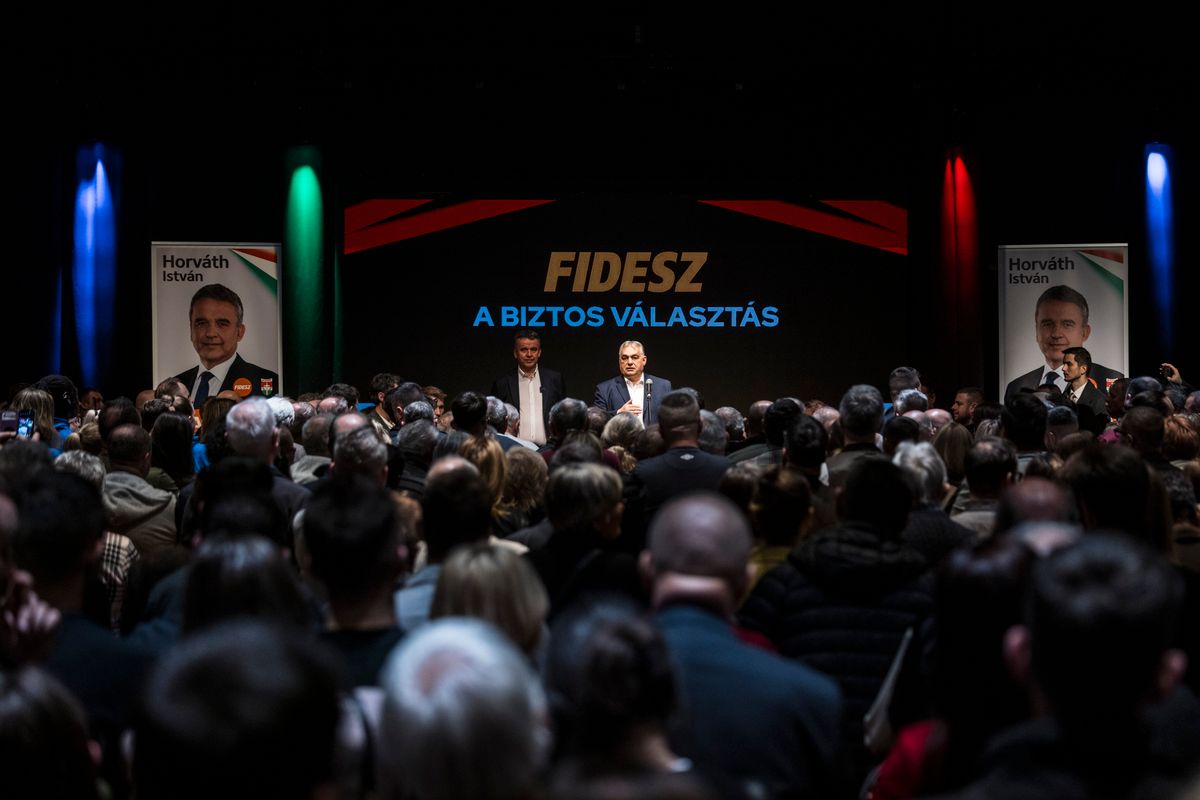 Szekszárd, 2026. február 9.
A Miniszterelnöki Kommunikációs Főosztály által közreadott képen Orbán Viktor miniszterelnök (középen j) országjárásának szekszárdi állomásán 2026. február 9-én. Mellette Horváth István fideszes országgyűlési képviselő.
MTI/Miniszterelnöki Kommunikációs Főosztály/Kaiser Ákos