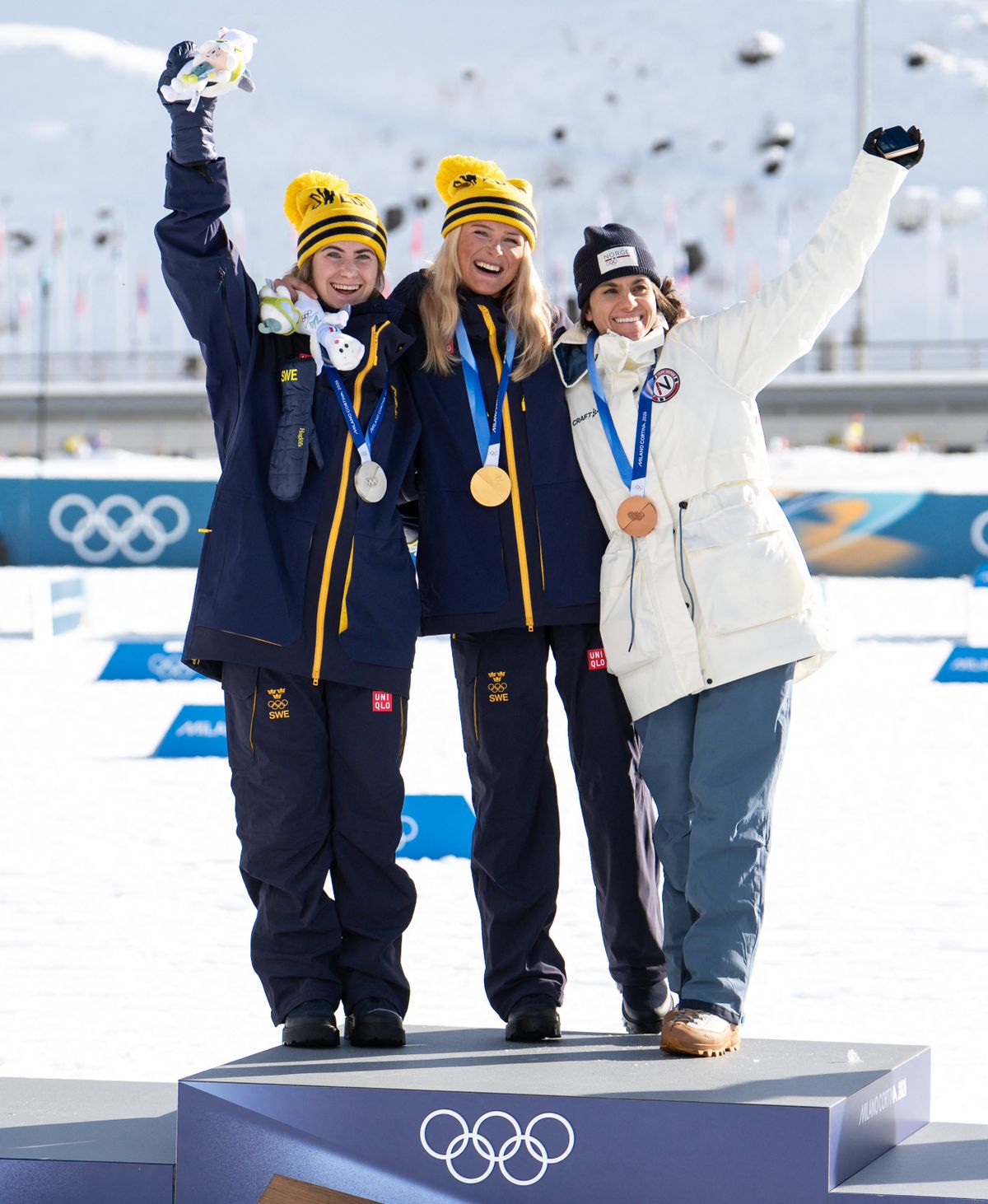 Ekkor még megvolt Ebba Andersson ezüstérme: mellette a győztes Frida Karlsson és a bronzérmes Heidi Weng a milánói–cortinai téli olimpia dobogóján