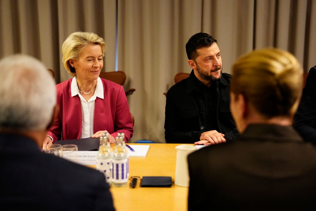 Denmark's Prime Minister Mette Frederiksen, President of the European Council Antonio Costa, President of the European Commission Ursula von der Leyen, and Ukraine's President Volodymyr Zelensky meet during the EU summit at Bella Center in Copenhagen, Denmark, on Thursday, October 2, 2025. Denmark is hosting the seventh meeting of the European Political Community, EPC. (Photo: Mads Claus Rasmussen/Scanpix 2025) (Photo by Mads Claus Rasmussen / Ritzau Scanpix via AFP) Brüsszelben bejelentették a legújabb szankciós csomagot