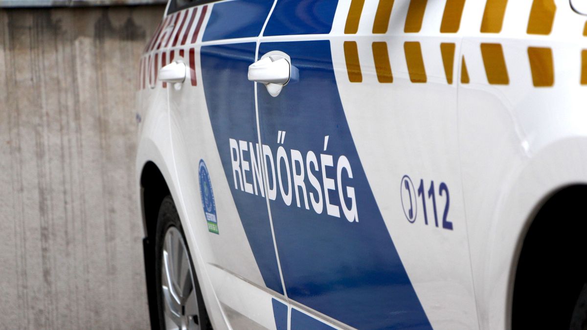 Side view of Hungarian police car with blue and white markings and “Rendőrség” text.