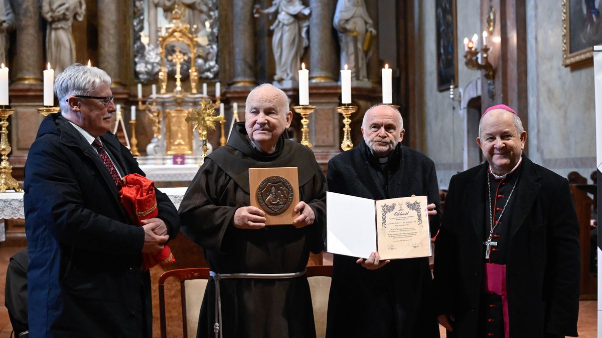 A Parma fidei − Hit pajzsa díjat Reisz Pál ferences szerzetes kapta