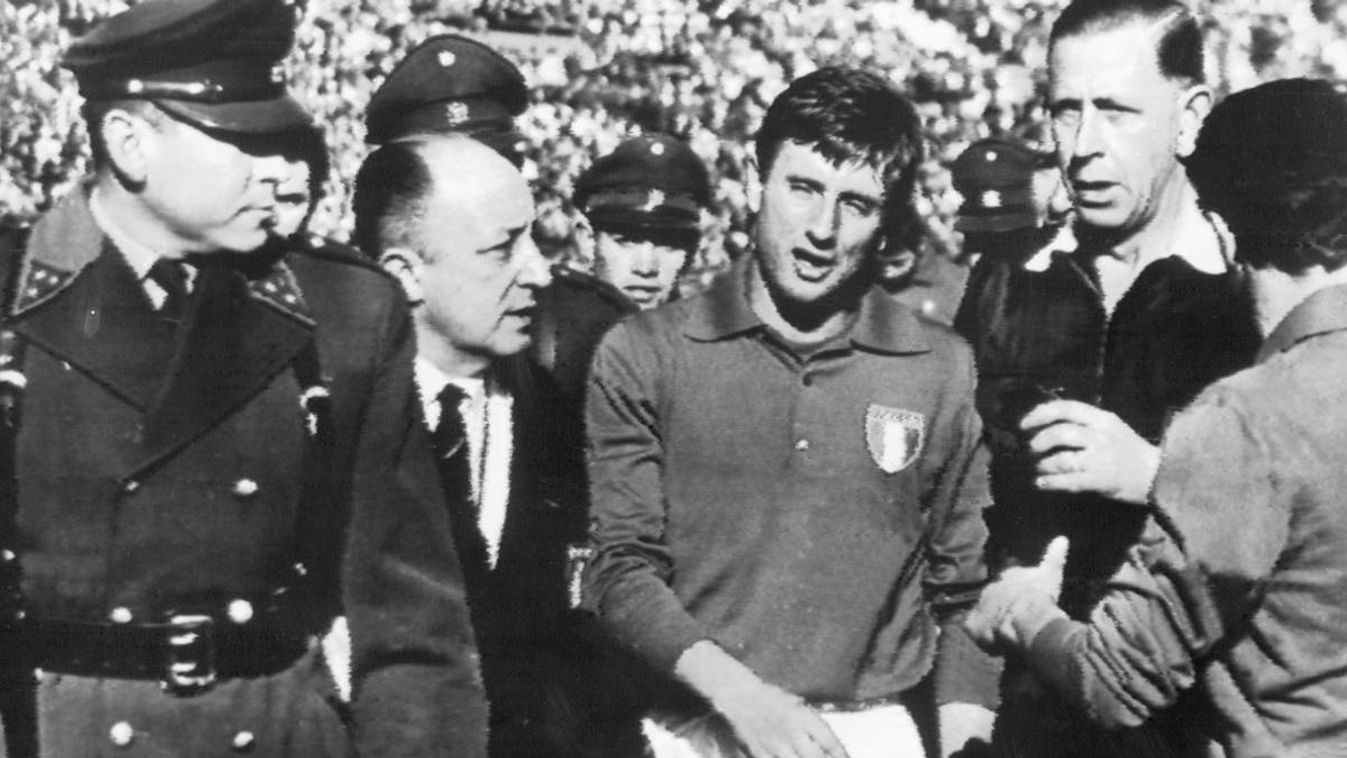 Az olasz Giorgio Ferrini miután Kenneth Aston játékvezető (jobbra) leküldte a pályáról